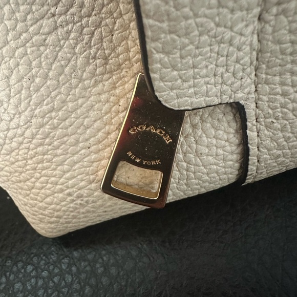 Off white authentic coach leather shoulder bag. - Picture 4 of 8